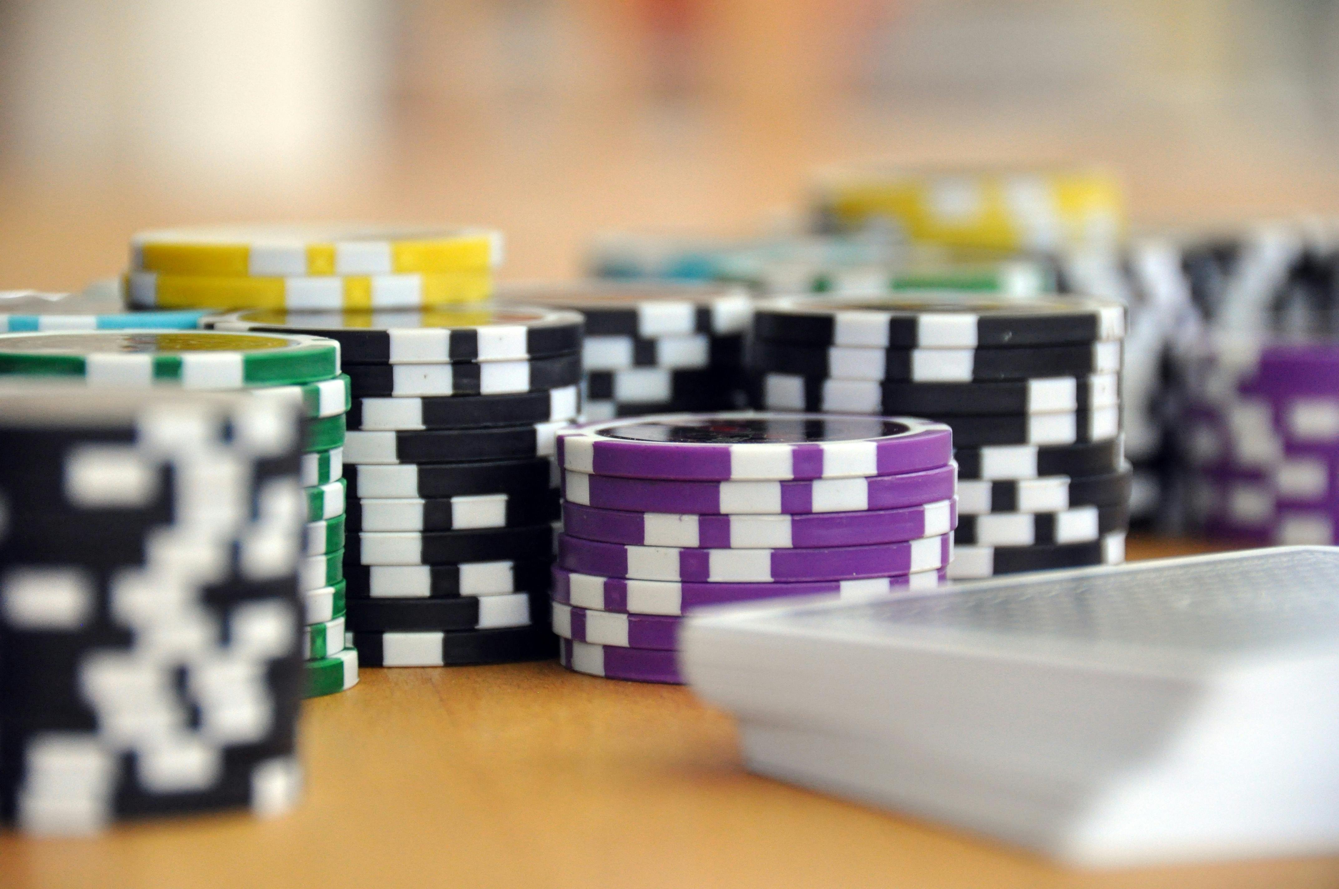 Lightning Baccarat table layout showing multiplier display and live dealer card shoe